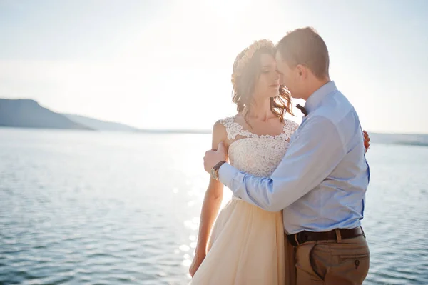 Fantastico matrimonio coppia in piedi sul bordo di precipizio roccioso — Foto Stock