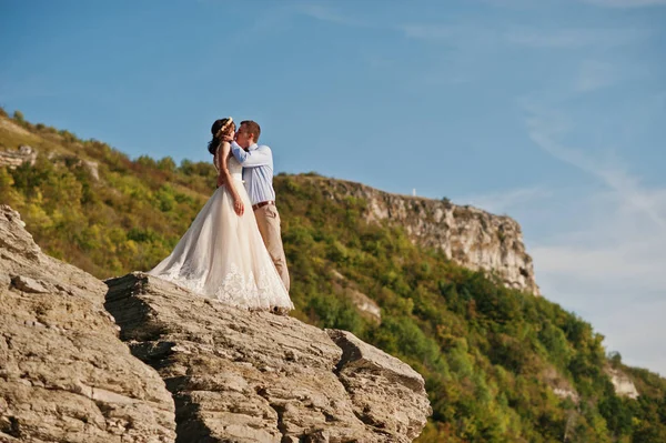 Hermosa pareja de boda caminando y disfrutando de compa del otro — Foto de Stock