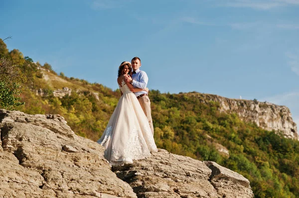 Beautiful wedding couple walking and enjoying each other's compa — Stock Photo, Image