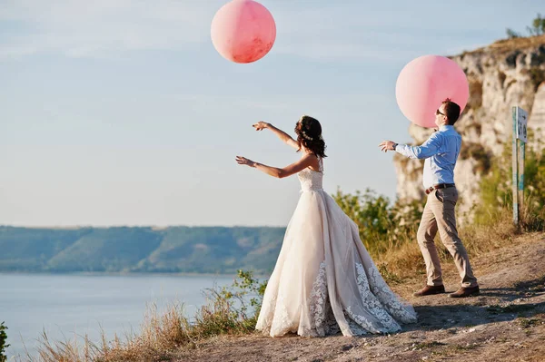 Superbe mariée et marié ayant beaucoup de temps debout sur la préci — Photo