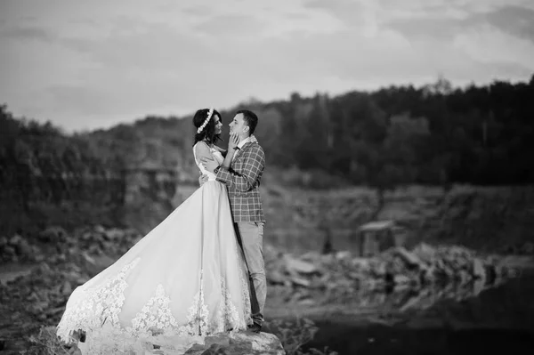 Hermosa pareja de boda tomados de la mano y mirándose —  Fotos de Stock