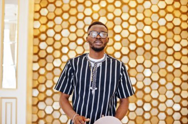 Şık giyim posin içinde çekici olgun Afro-Amerikan erkek