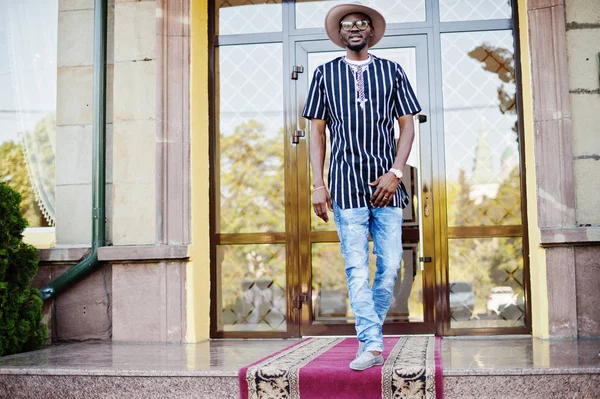 Homem americano africano atraente em camisa listrada, chapéu e sungla — Fotografia de Stock