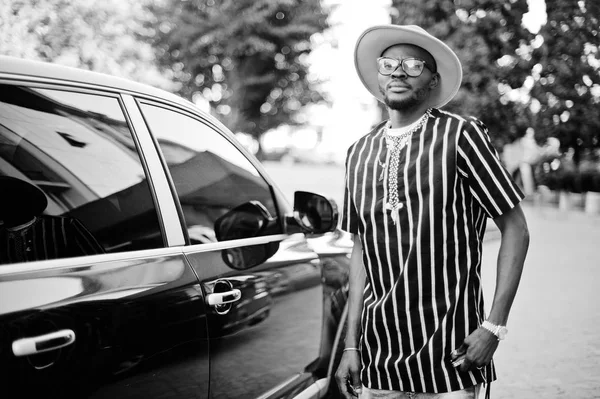 Afrika kökenli Amerikalı adam şık giyinmiş onun c kapı açma