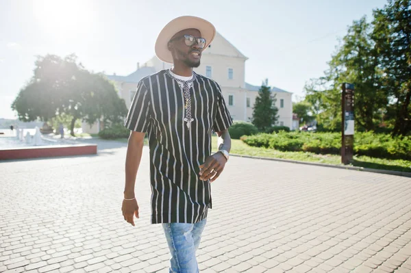 ストライプのシャツ、帽子、sungla の魅力的なアフリカ系アメリカ人 — ストック写真