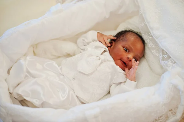 Malé drobné africké americké novorozeně vstávání. — Stock fotografie