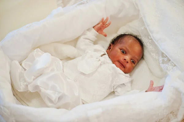 Malé drobné africké americké novorozeně vstávání. — Stock fotografie