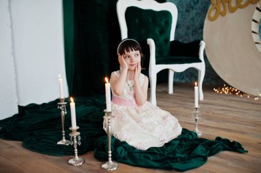 Güzel elbise ile poz içinde tatlı bir küçük kız portresi 