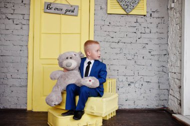 Küçük bir şirin çocuk portresi resmen bir t ile poz giyinmiş