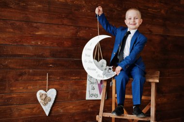 Küçük yakışıklı bir çocuk resmi kıyafetler t üzerinde poz portresi