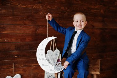 Küçük yakışıklı bir çocuk resmi kıyafetler t üzerinde poz portresi