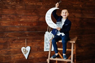 Küçük yakışıklı bir çocuk resmi kıyafetler t üzerinde poz portresi