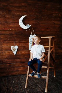 Küçük yakışıklı bir çocuk resmi kıyafetler t üzerinde poz portresi