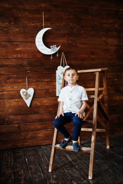 Küçük yakışıklı bir çocuk resmi kıyafetler t üzerinde poz portresi