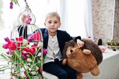 Şık bir portresi ve hndsome rüzgarla oturan küçük çocuk