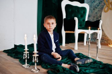 Portre resmi giyim poz içinde bir sevimli küçük çocuk w