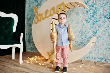 Sevimli küçük yakışıklı çocuk yapay ay dekorasyon WHI üzerinde poz