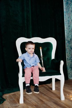 Portre resmi giyim poz içinde bir sevimli küçük çocuk w