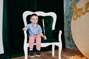 Portre resmi giyim poz içinde bir sevimli küçük çocuk w