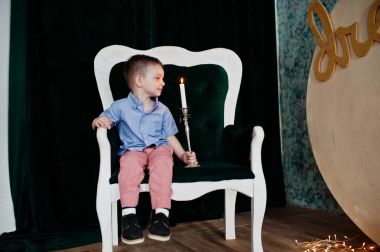 Portre resmi giyim poz içinde bir sevimli küçük çocuk w