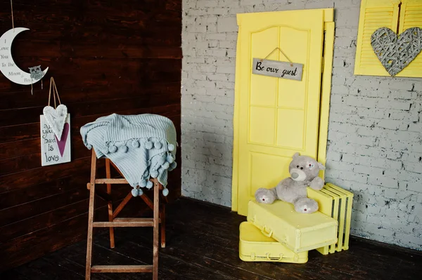 Gyönyörű tágas szoba, tégla furnér és a szürke falak, sárga — Stock Fotó