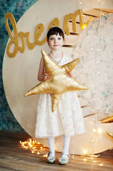 Ahşap ay deco yanında poz elbiseli güzel küçük kız