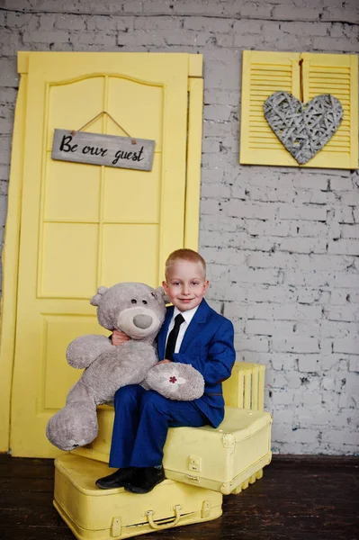 Porträt eines kleinen netten Jungen, der offiziell gekleidet mit einem T posiert — Stockfoto