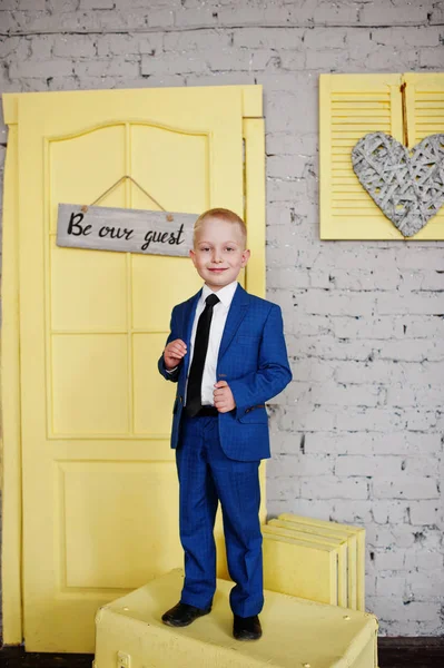 Porträt eines kleinen netten Jungen, der in offizieller Kleidung posiert — Stockfoto