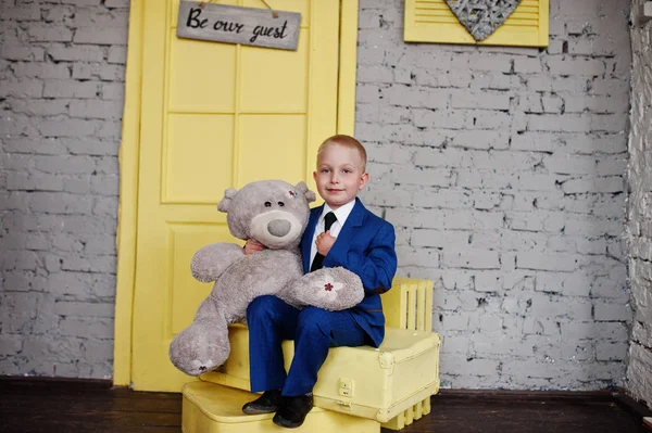 Porträt eines kleinen netten Jungen, der offiziell gekleidet mit einem T posiert — Stockfoto