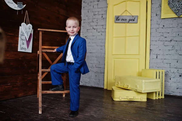 Küçük yakışıklı bir çocuk resmi kıyafetler t üzerinde poz portresi