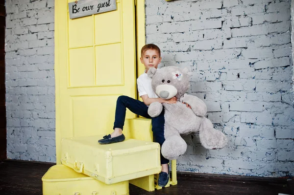 Retrato de un niño lindo vestido oficialmente posando con una t — Foto de Stock