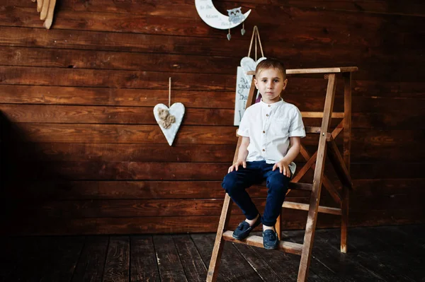 T에 포즈 공식 옷에 작은 잘생긴 소년의 초상화 — 스톡 사진