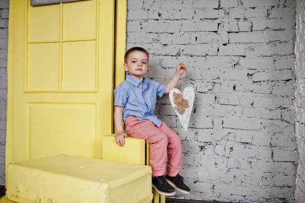 노란색 상자와 문 스튜디오에서 공식 의류에서 포즈 작은 귀여운 소년의 초상화. — 스톡 사진