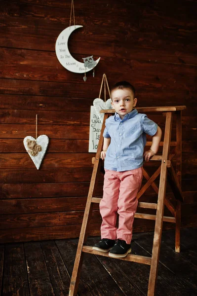 Retrato de un chico guapo con ropa oficial posando en t — Foto de Stock