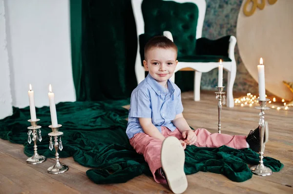 Portre resmi giyim poz içinde bir sevimli küçük çocuk w