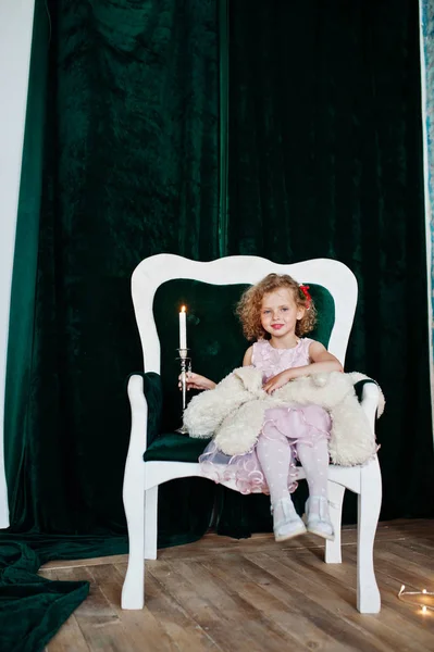 Portrait d'une petite fille mignonne dans une belle robe posant avec le — Photo