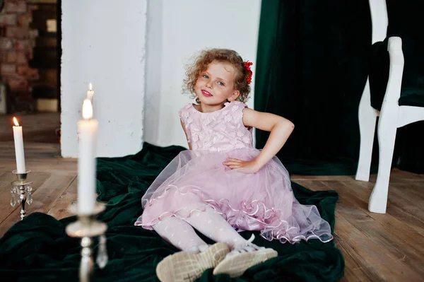 Portret van een klein schattig meisje in een mooie jurk poseren met de — Stockfoto