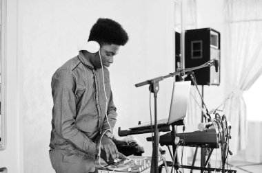 Afrika kökenli Amerikalı dj müzik m üzerinde oluşturma büyük beyaz kulaklık