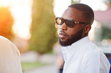 Siyah erkekler şık duran ve dışında konuşurken Tunceli 