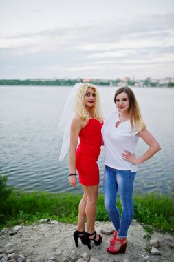 Kırmızı elbiseli lak üzerinde onu nedime ile poz harika gelin