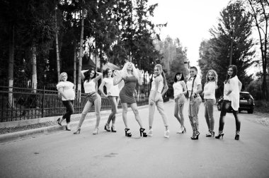 Parkta bachelo dışında poz sırasında eğlenmek kızlar