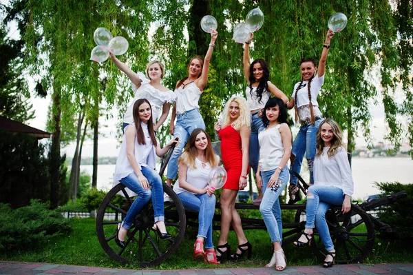 Comany de mujeres jóvenes posando al aire libre con condones inflados en ba — Foto de Stock
