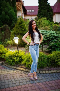 Muhteşem Gelinlik giyen kot ve Beyaz tişört poz outsi