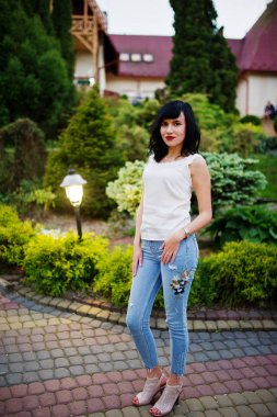 Muhteşem Gelinlik giyen kot ve Beyaz tişört poz outsi