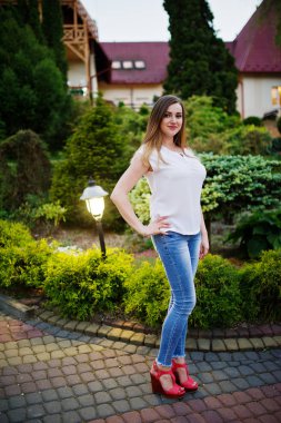 Muhteşem Gelinlik giyen kot ve Beyaz tişört poz outsi