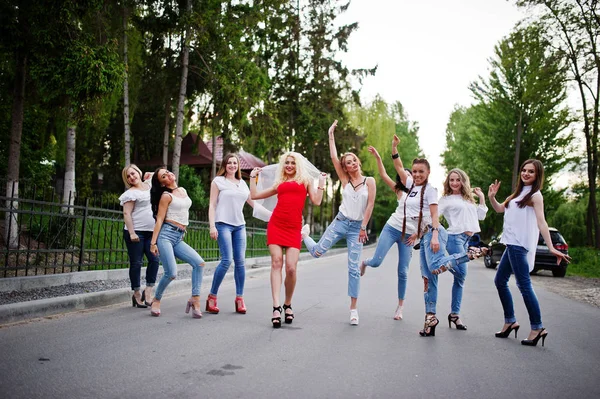 Ragazze che si divertono mentre posano fuori nel parco sullo scapolo — Foto Stock