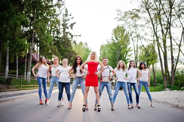 Meninas se divertindo enquanto posando fora no parque no bachelo — Fotografia de Stock