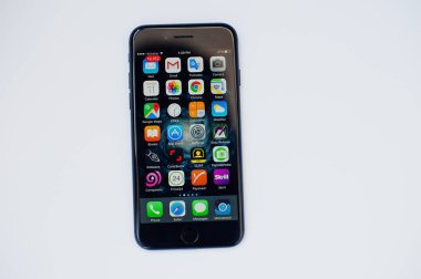 Kiev, Ukrayna - Temmuz 11,2017: Apple iphone 7 farklı uygulamaları ile