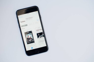 Kiev, Ukrayna - Temmuz 11,2017: Apple iphone 7 Forbes applicat ile