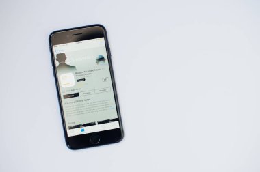 Kiev, Ukrayna - Temmuz 11,2017: Reuters Tv Uygula ile Apple iphone 7